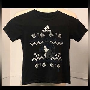 Rare ADIDAS Youth Black Blue White Logo Wolf Snowflake T-Shirt Boys Size: Small